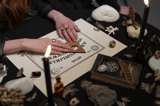 7 Reasons Why People Turn to Psychics for Help - World Magazine 2024